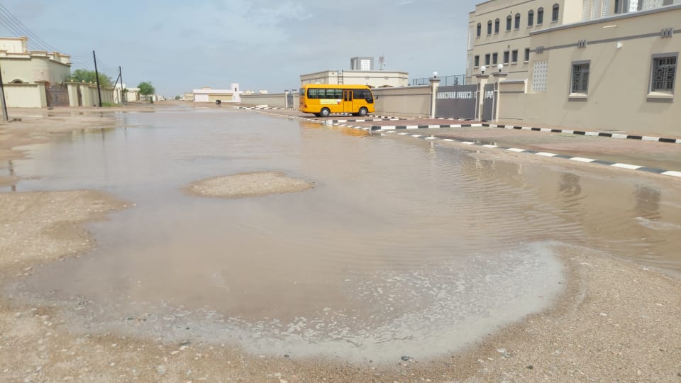 هطول أمطار بين المتوسطة والغزيرة على جعلان بني بو علي وتأثرت على إثرها